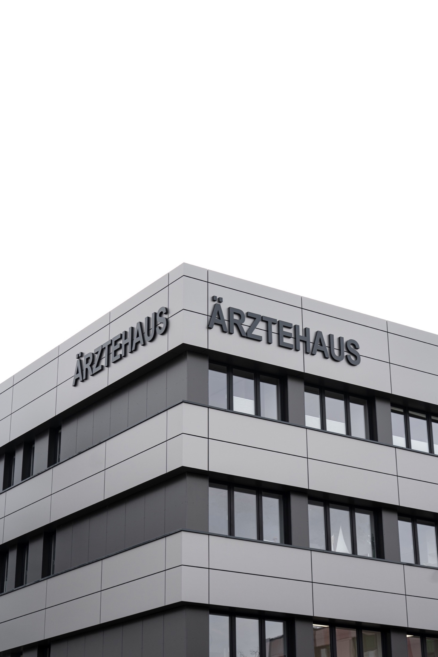 Digitale Dachprüfung am Dachabschluss mit Blick über den Bestand